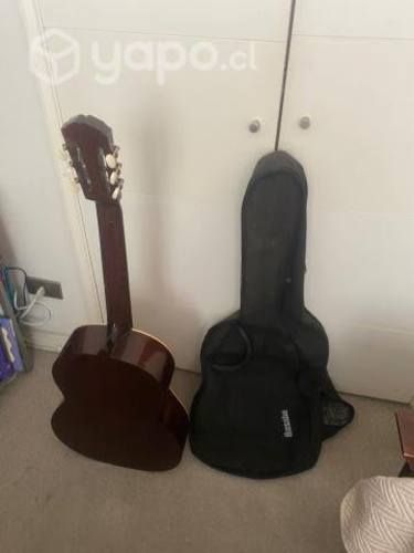 Guitarra acústica con forro