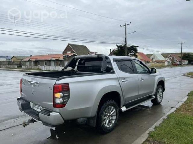 Camioneta Mitsubishi Dakar 2021