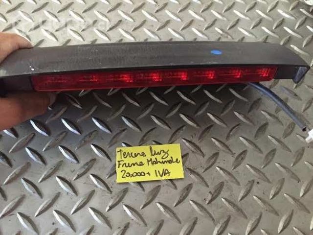 Tercera luz de freno Mahindra