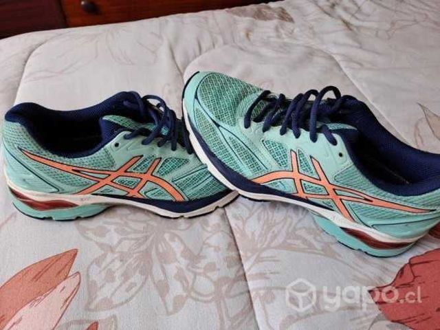 Combo Zapatillas y aletas de nado