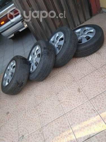 Cuatro neumáticos con llantas R15