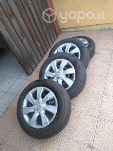 Cuatro neumáticos con llantas R15