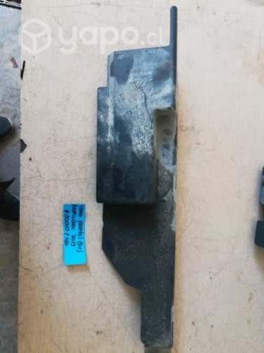 Moldura izquier frontal radiador Mahindra Pick Up