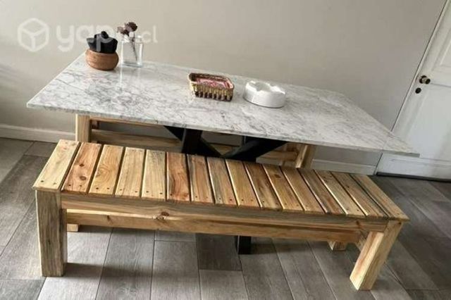 Banqueta de madera barnizada