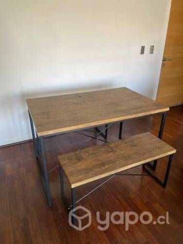 Mesa de comedor con dos bancas