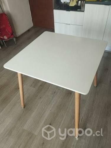 Mesa de comedor cuadrada