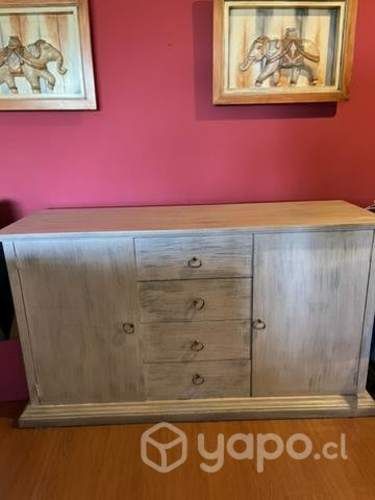 Hermosa cómoda de madera con finos acabados