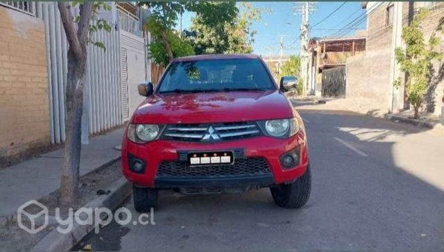 Se vende camioneta mitsubishi l200 2015