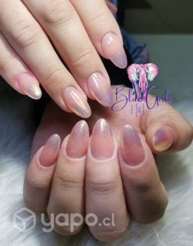 Realizó uñas acrílicas, polygel , soft gel y perma