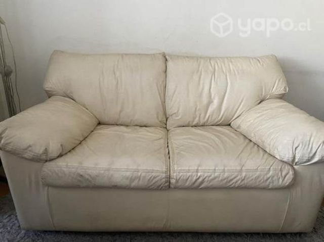 Sofa cuerina 2 cuerpos sin detalles impecable