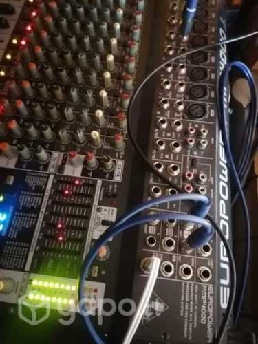 Mesa de sonido BEHRINGER funcionando con detalles