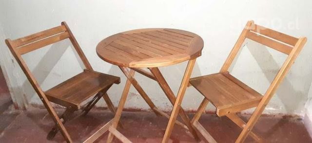 Mesa plegable de madera con sillas