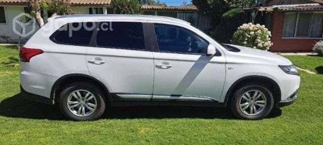 Vendo Mitsubishi Outlander impecable por renovació