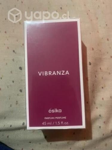 Perfume y mascara de pestañas esika