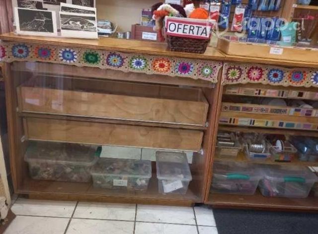 Vitrina de madera con cajones para comercio