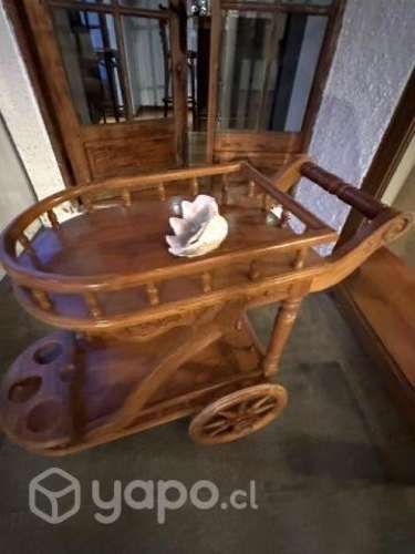 Carro bar de madera con ruedas.