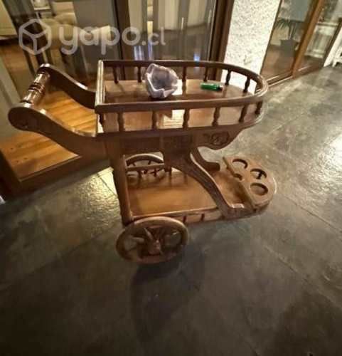 Carro bar de madera con ruedas.