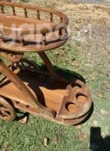 Carro bar de madera con ruedas.