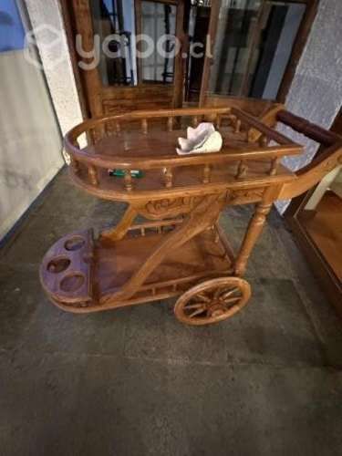 Carro bar de madera con ruedas.