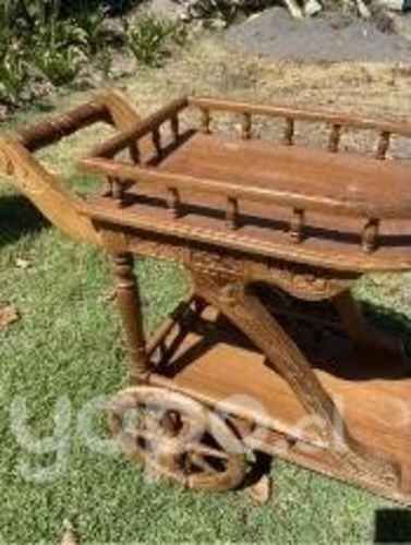 Carro bar de madera con ruedas.