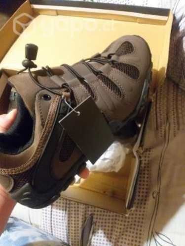 Zapatillas nuevas mas 6 par de calcetas de regalo