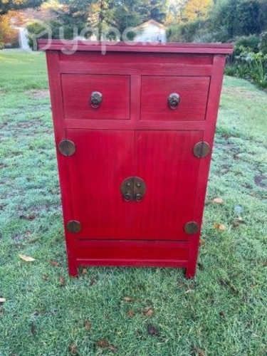 Mueble arrimo de madera en color rojo