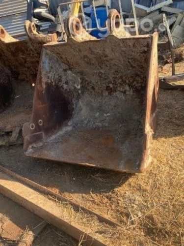 Baldes excavadora 1,0 y 0,8 mt en mal estado
