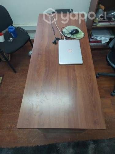 Escritorio con 2 sillas