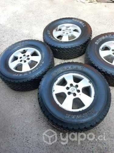 Llantas Navara con neumáticos 70%