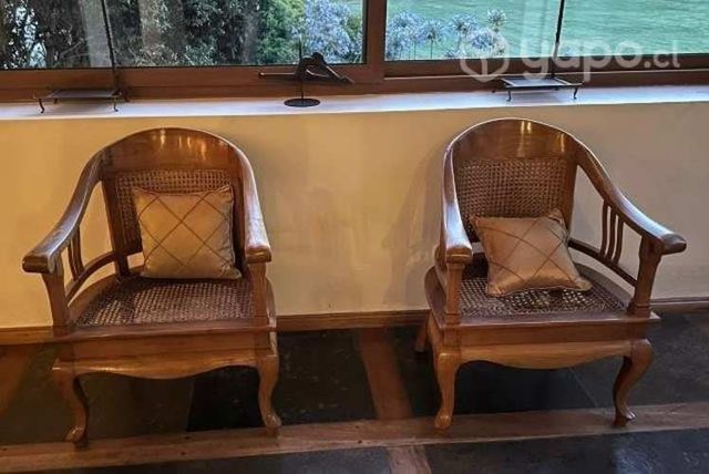 Sitial de madera y junco Hay 2 disponibles,