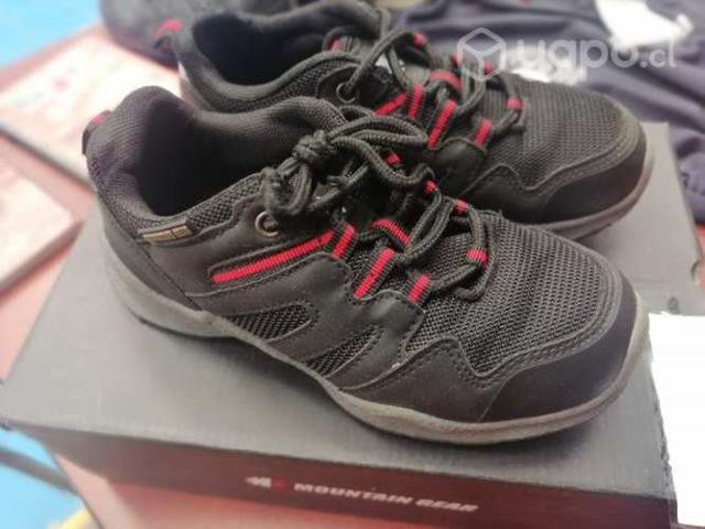 Zapatillas outdoor talla 30 casi nuevas