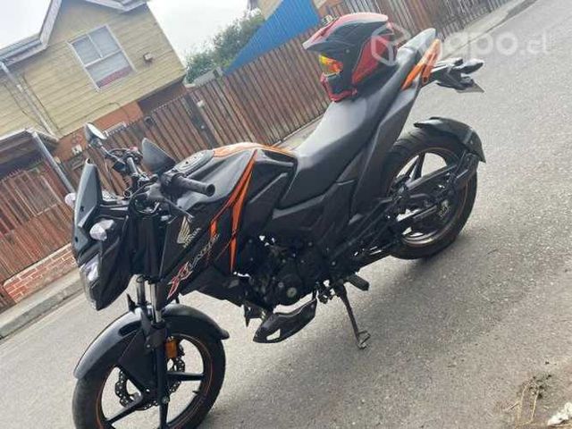 Motocicleta Honda Xblade