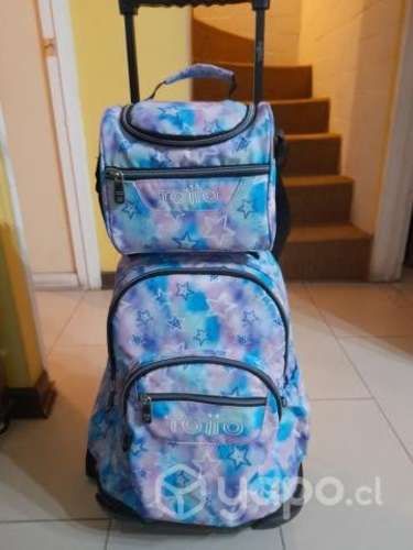 Mochila con ruedas y lonchera impecable de niña