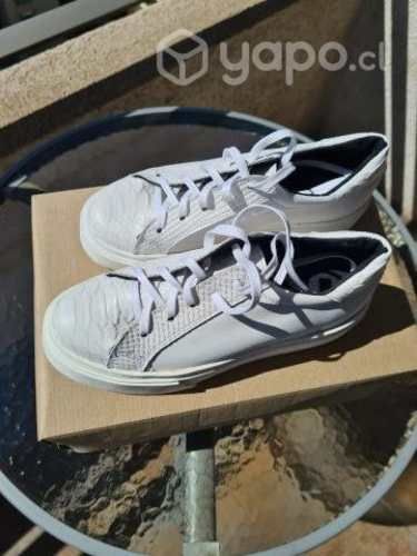 Zapatillas y chalas de CUERO- NUEVOS