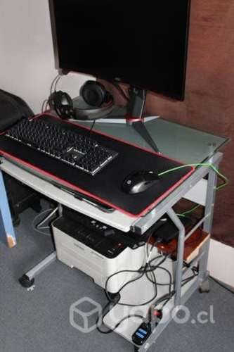 Monitor curvo y escritorio