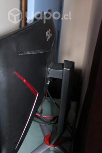 Monitor curvo y escritorio