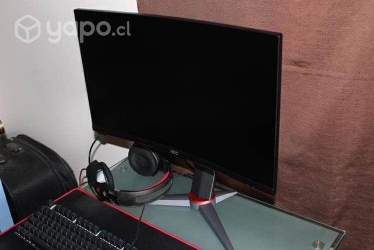 Monitor curvo y escritorio