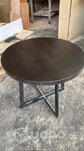 Mesa comedor lenga en negro.