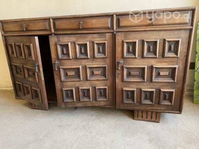 Mueble antiguo, de madera