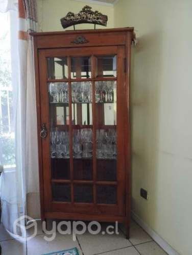Vitrina antigua con cristales biselados