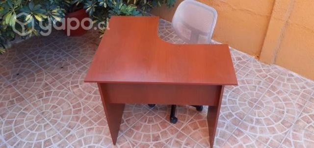 Escritorio con silla para PC