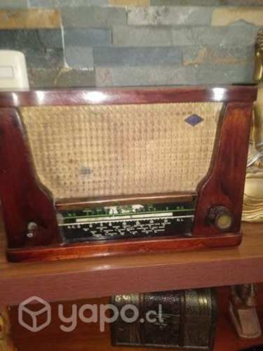 Radio muy antigua hermosa