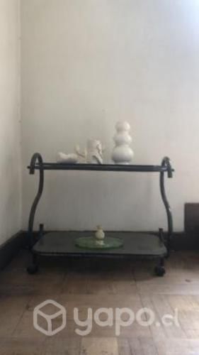 Mesa de vidrio con bordes de fierro