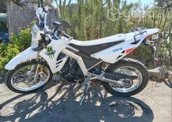 Moto enduro impecable solo 5.000 km