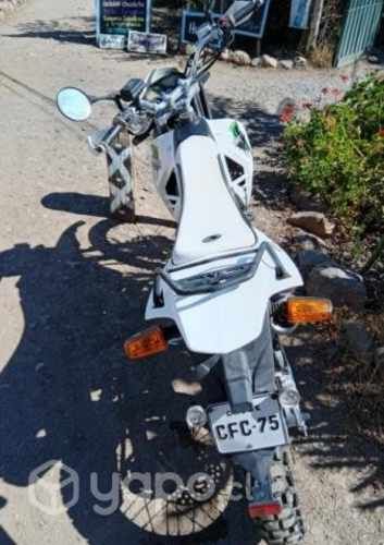Moto enduro impecable solo 5.000 km