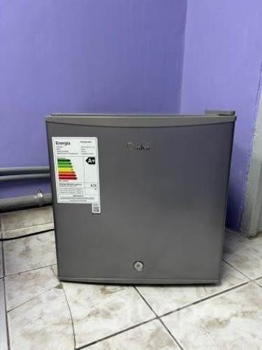 Frigobar marca Midea