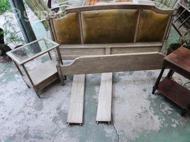 Somier con respaldo de cuero + velador