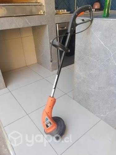 Máquina de cortar pasto nueva funcionando