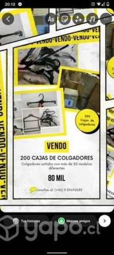 200 cajas de colgadores surtidos