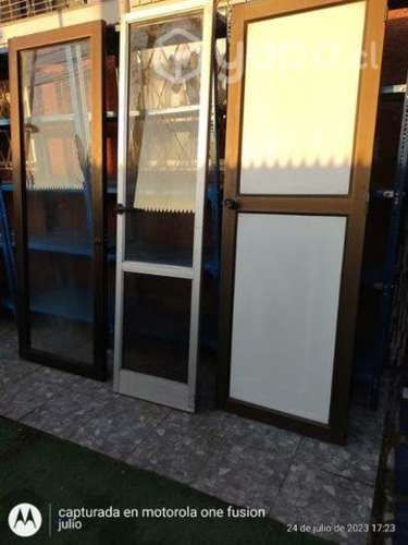 Puerta de aluminio con vidrio